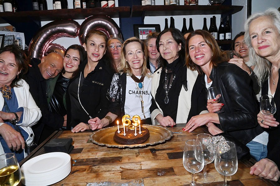 Et la photo de classe autour du space cake on y reconnait;: Emma Canot Lazure,, Jovenka Sopalovich, Catherine Miran, Gabrielle Lazure, Vix Foster, Zoe Duchesne et des copines !!