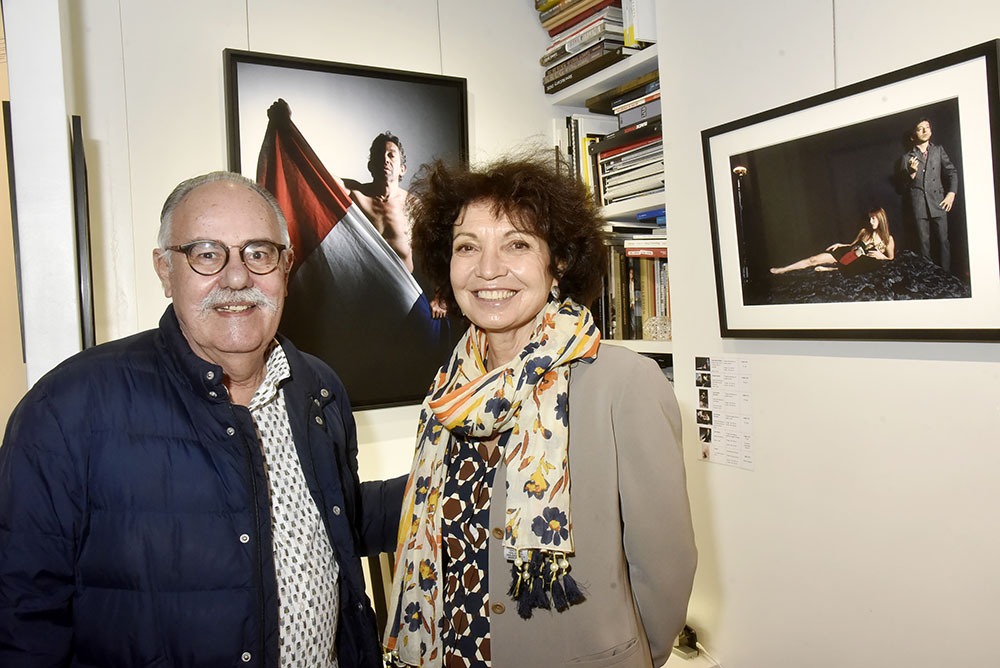 Nathalie Atlan Landaburu pose avec Jean Jacques Bernier qui a shooté Gainsbarre dans sa couette pour une couverture de Paris Match