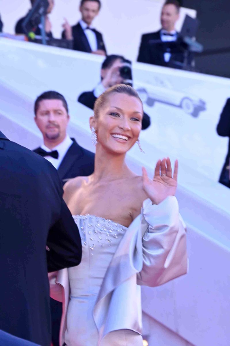 Bella Hadid ttoute sourire et patte blanche