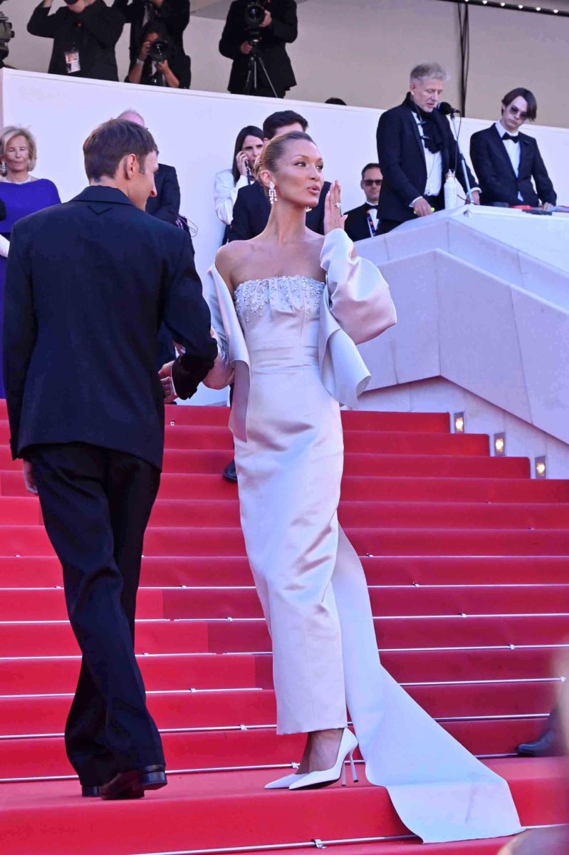 Bella Hadid parchute ses bizous du mauvais coté: Par ici Bella !!