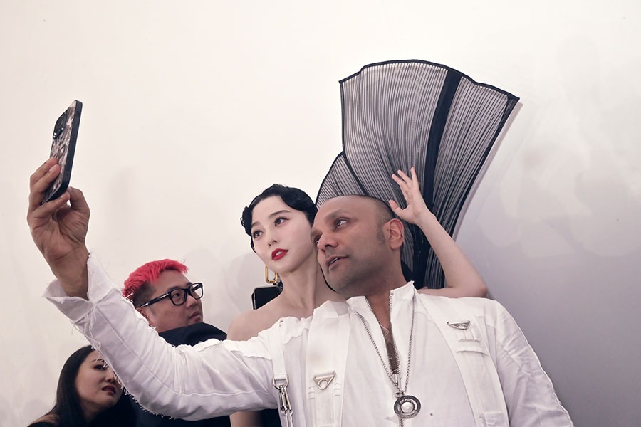 Le couturier Gaurav Gupta en mode selfie avec Fan Bingbing