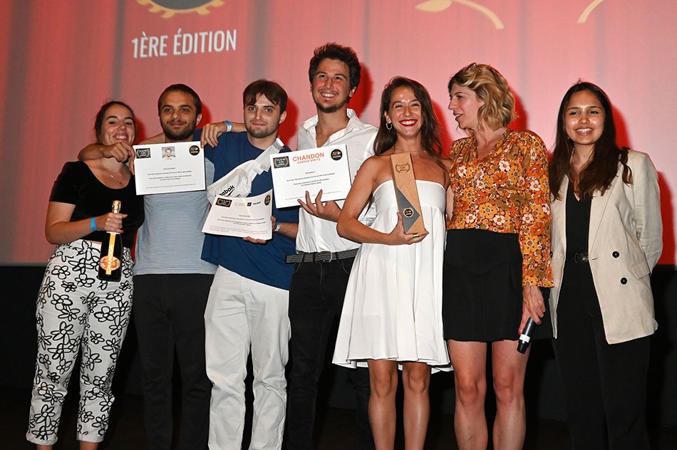 Hello Planet 2022 Du Film Le Plus Pétillant Fabeille Tardy (5eme de Gauche à droite ) pour "On Mange Quoi Demain ?" Prix remis par Juliette Tresanini (6eme)