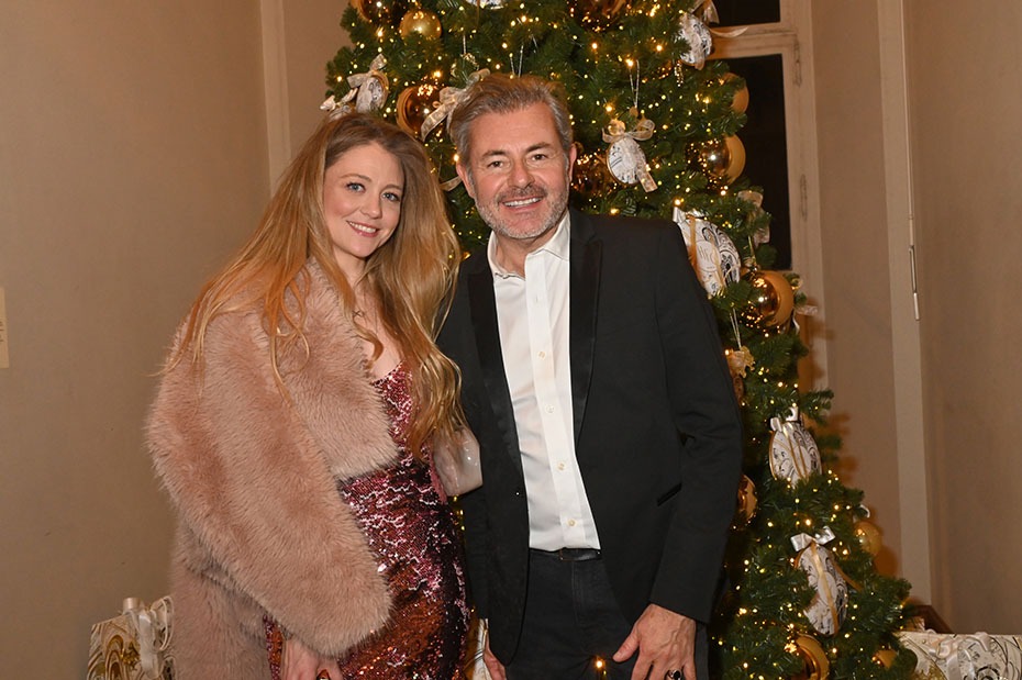 Cyrielle Claire cheese sous le sapin avec Jerome Anthony