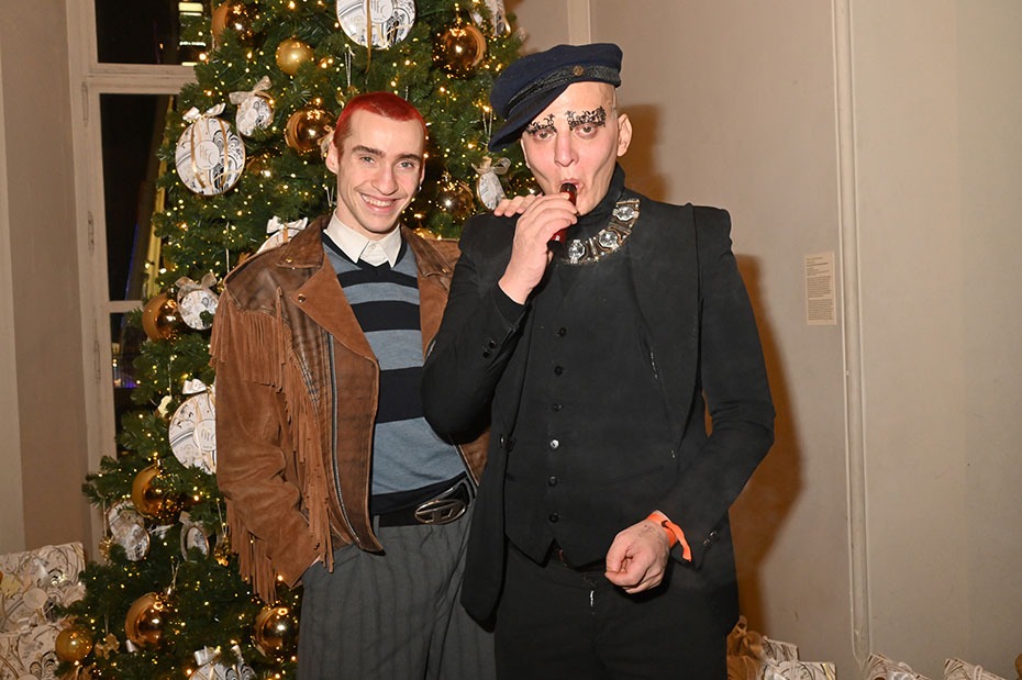 Alexandre Arcanuthurry s'accommode fort bien de l'odeur de la pipe chicha d'Ali Mahdavi.