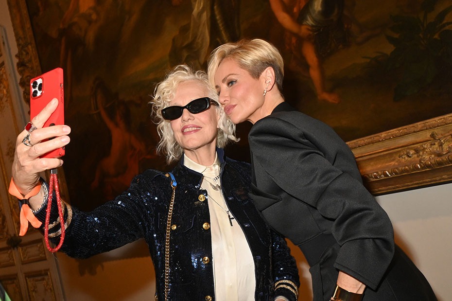 Ellen et Adriana : Allez une Blondies Selfie !!