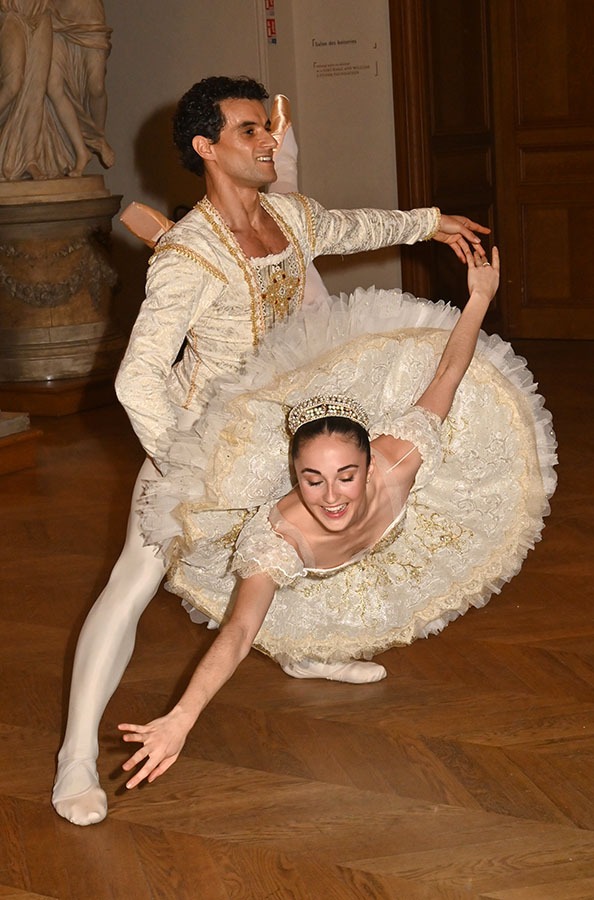 Un couple de danseurs interprètent le looping des cygnes du fameux lac