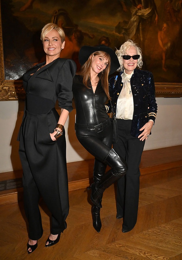 Un "cheese musical" Cest au tour de Frederique Bel de poupoupidouter entre Adriana Karembeu et Ellen von Unwerth !