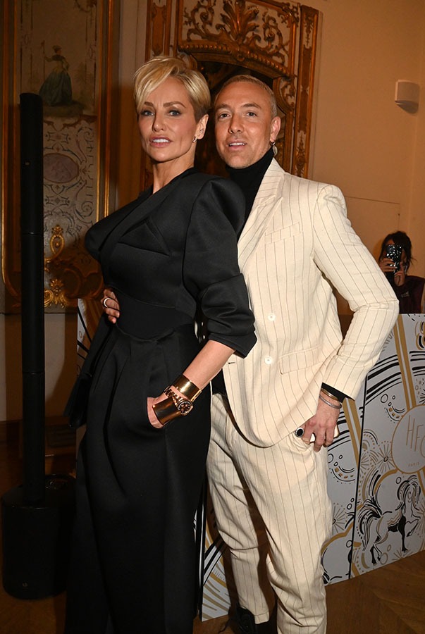 Adriana Karembeu et Maxime Dereymez attendent que le jukebox attaque des slows Hey quelqu'un dans cette salle a quelques pièces jaunes?