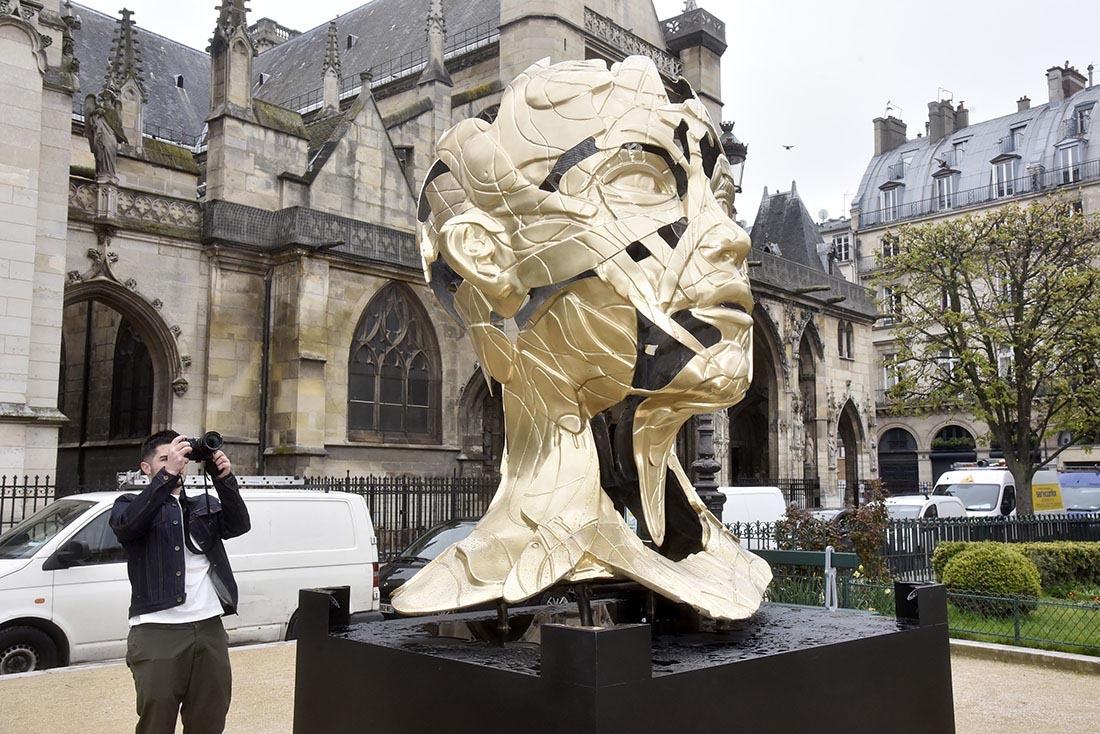 Quand Hopare shoote sa statue de back c’est forcément pour mieux la scotcher sur le Louvre de face !!