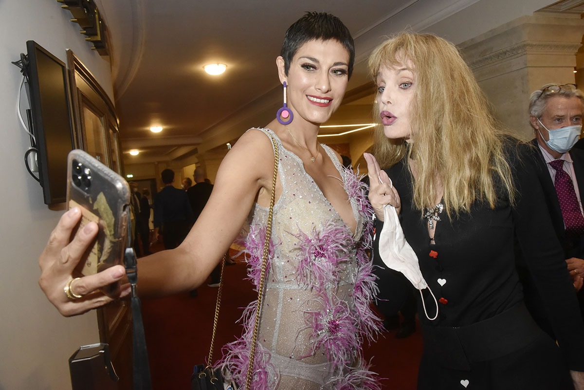 Abigail Cruz Lopez et Arielle Dombasle se font un Cardinfy