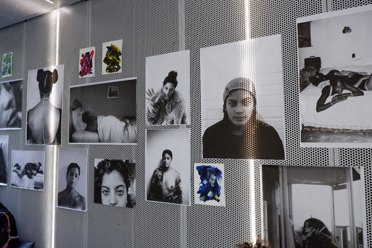A l entrée de la Fondation Lafayette Anticipations une expo de photos intimes de Naomi Diaz. moments de vie et selfies intimes.