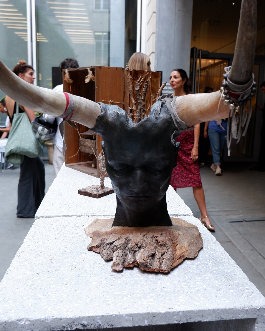 Dans l 'entrée une expo de statues mystique evoque les esprits de la Santeria