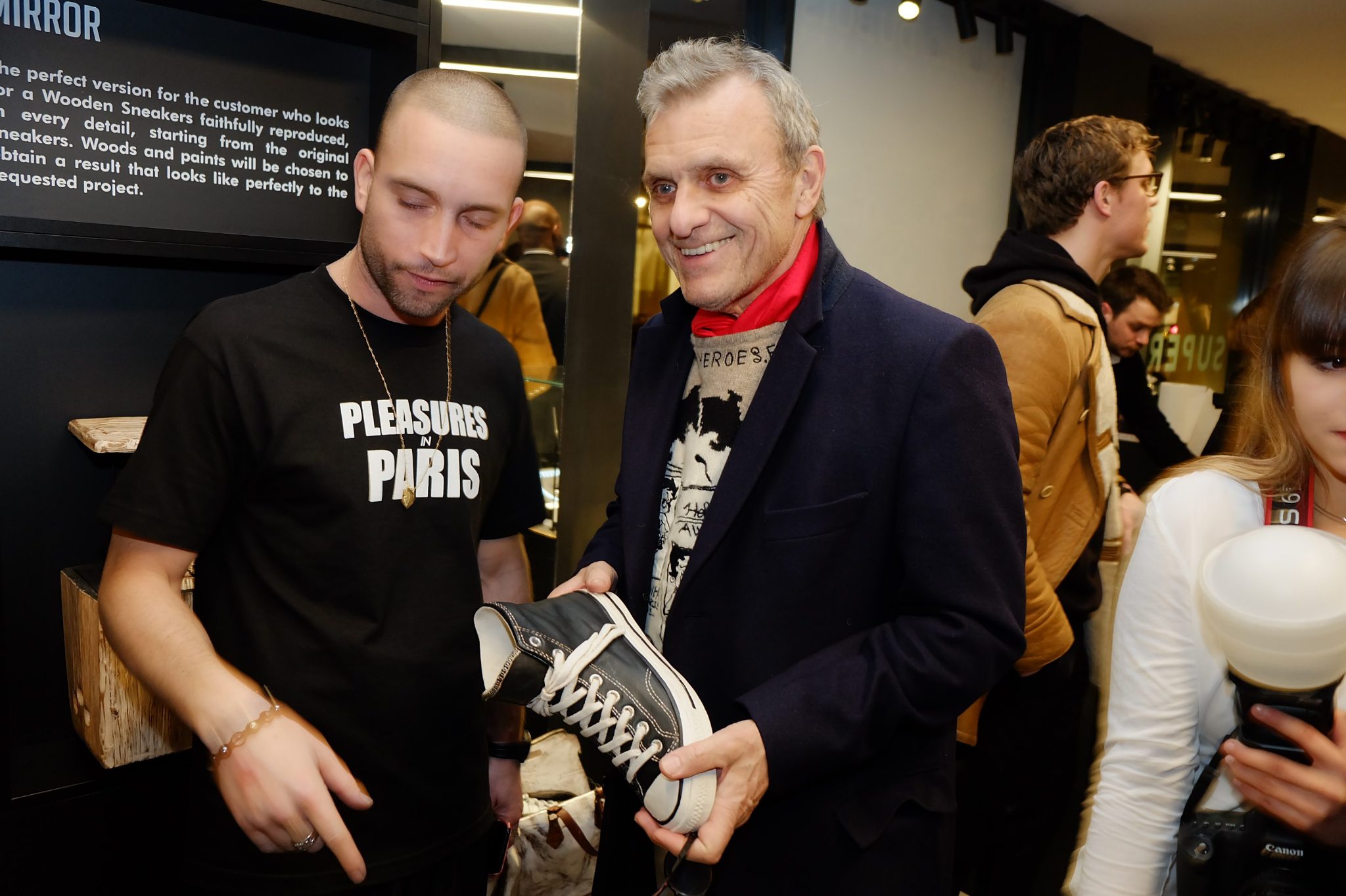 Jean Charles de Castelbajac découvre les wooden sneakers