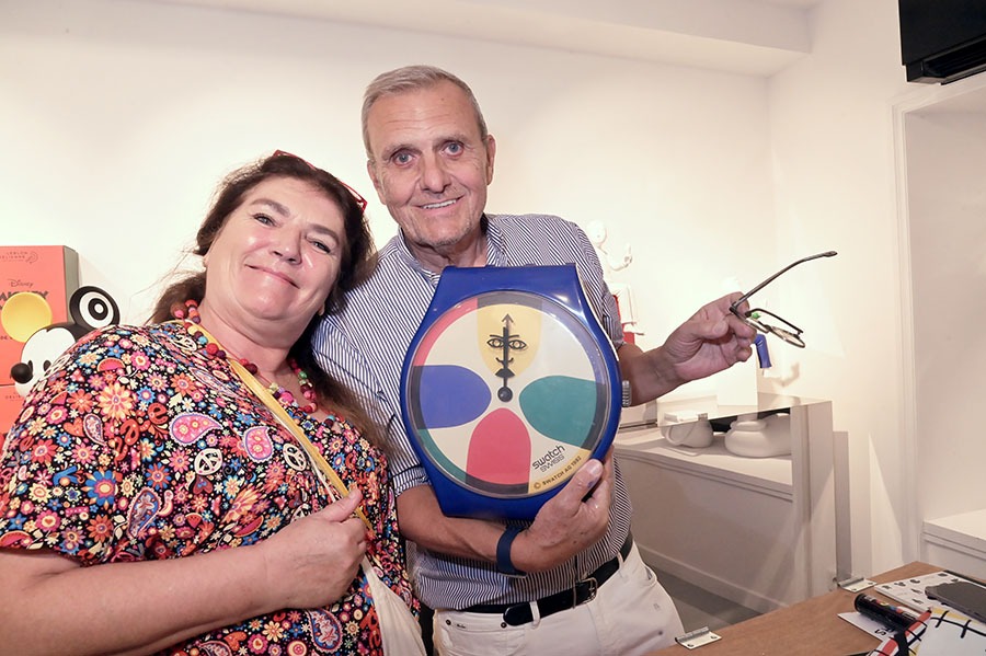 La peintre tropezienne Niki Fichaux est venue faire dedicacer sa Swatch Castelbajac par Jean Charles