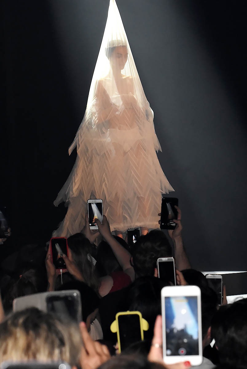 Le Clou du show Gaultier l’apparition miraculeuse de la vierge sur le catwalk