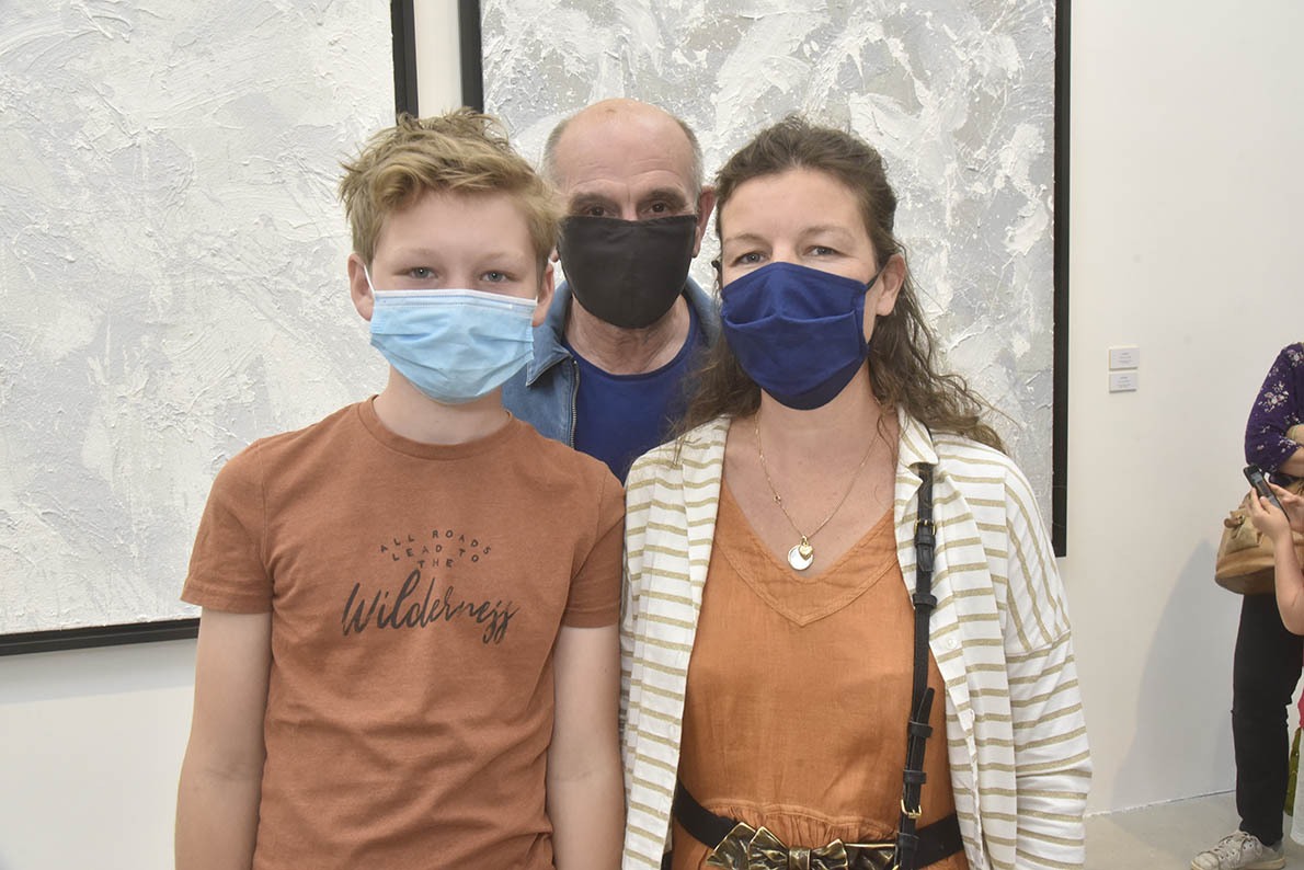 Le critique d’art Henri Francois Debailleux est venu avec son fils Jules et sa femme Emilie ! En version politikement sehr korrekt !