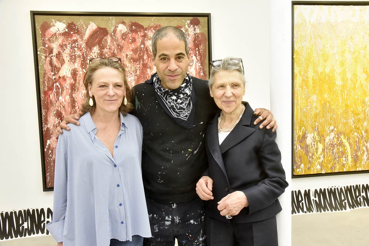 JonOne pose avec ses Two galleristes Caroline Moussion et Jacqueline Rabouan en Stéréo
