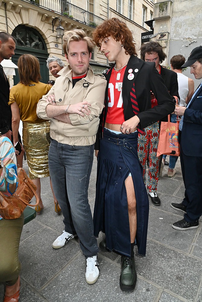 Archie Alled Martinez et son copain David Gomez Maestre qui relance la mode de la maxi jupe ou kilt s'ils se tiennent à carreaux pour hommes dument cravatés