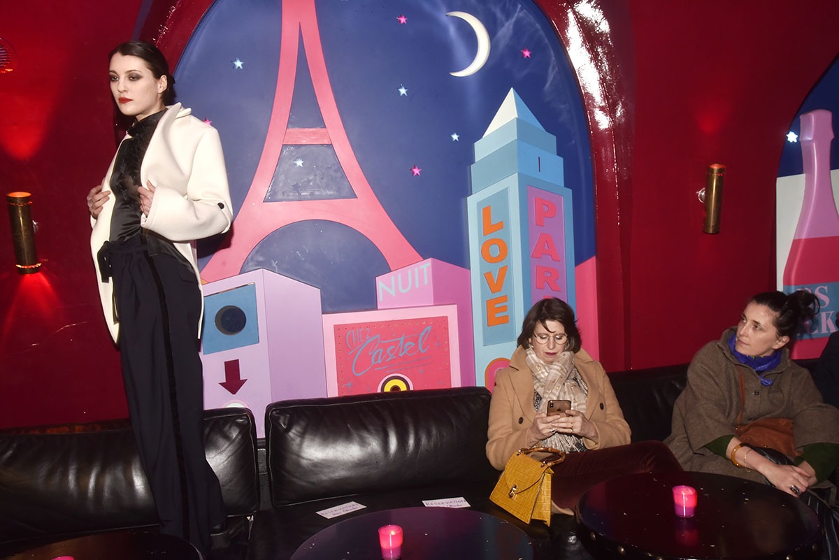 Un modèle en Ken Okada pose avec la Tour Eiffel rose Tagada