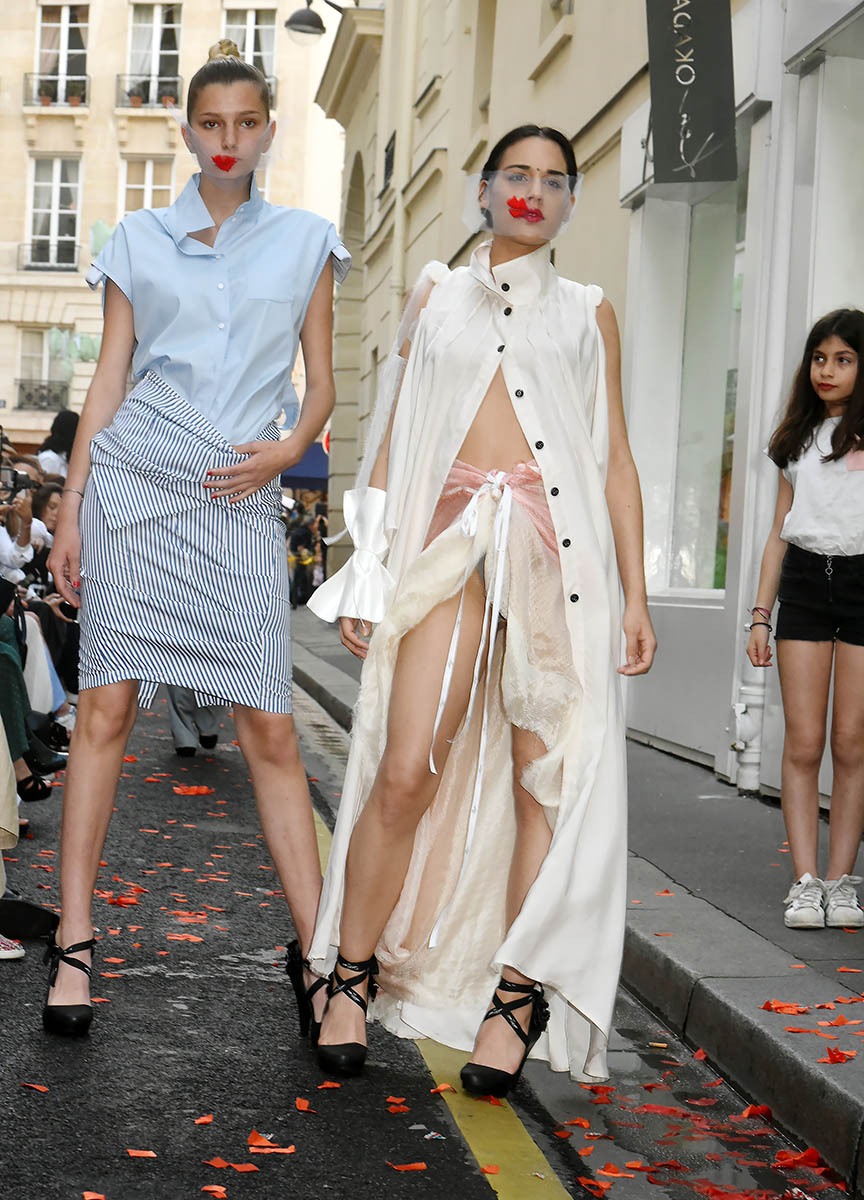 Models en Ken Okada se promènent rue de La Chaise