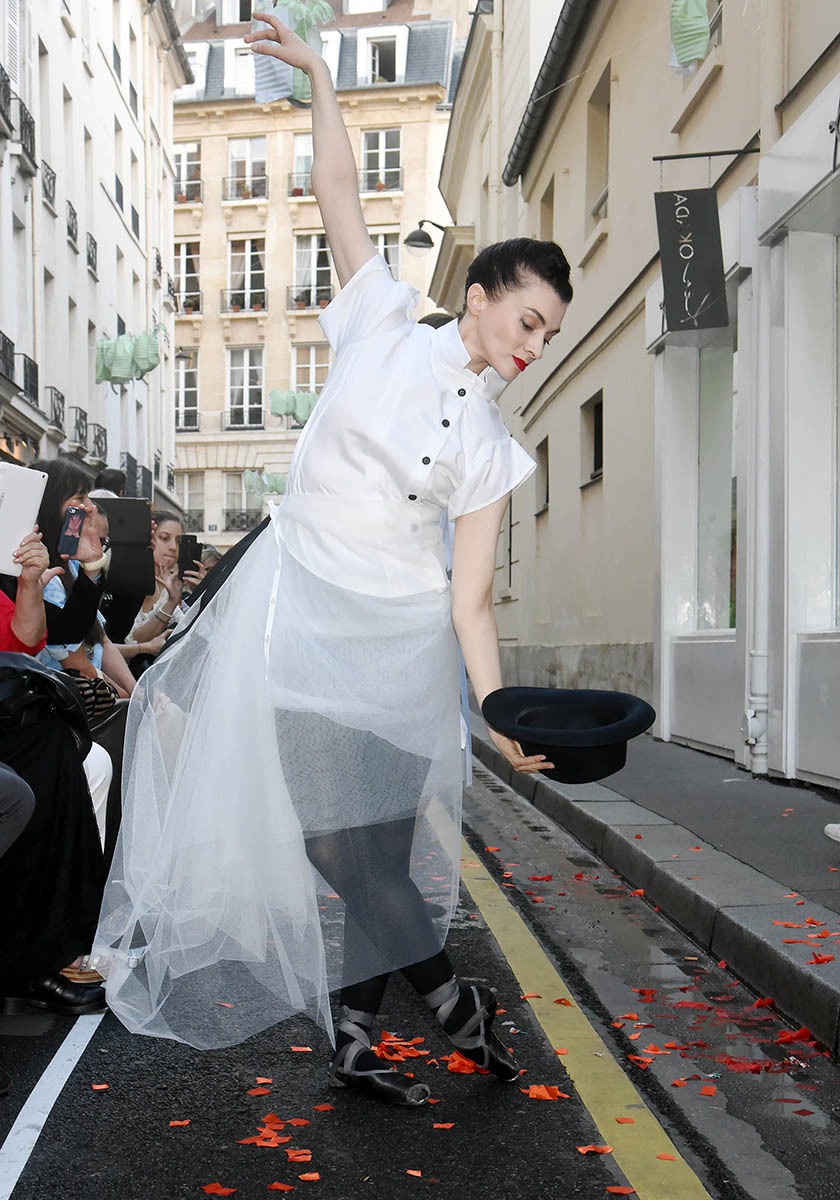 Une danseuse en Ken Okada entre-chatte rue de La Chaise