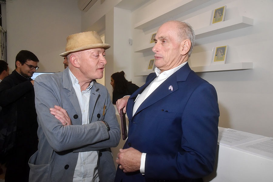 Fabrice Bousteau en pleine négociation avec Bernard Ruiz Picasso il est prêt à échanger son historique Couvre chef contre un tout ptit chef d’œuvre de Kenny Scharf !