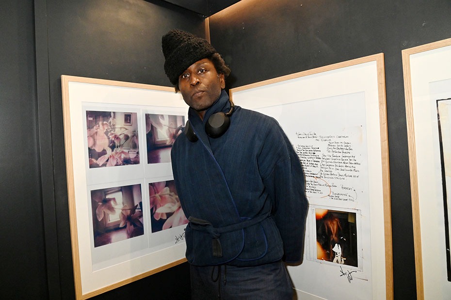 Keziah Jones tapisse avec son oeuvre floreale