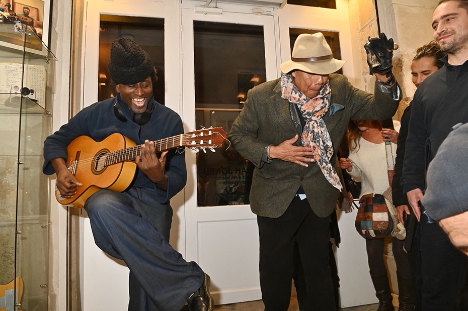 Keziah Jones à la guitare et Daniel Valcin Champagne Mondesir aux clacquettes