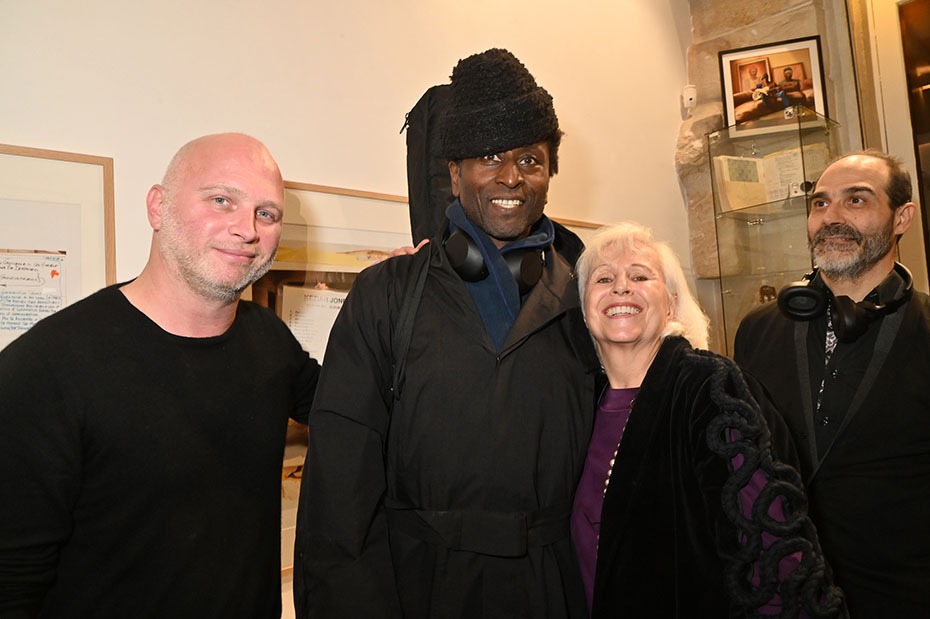 A la galerie de La Clé, Keziah Jones sandwiche entre Romain Battaglia et Christine Laaban