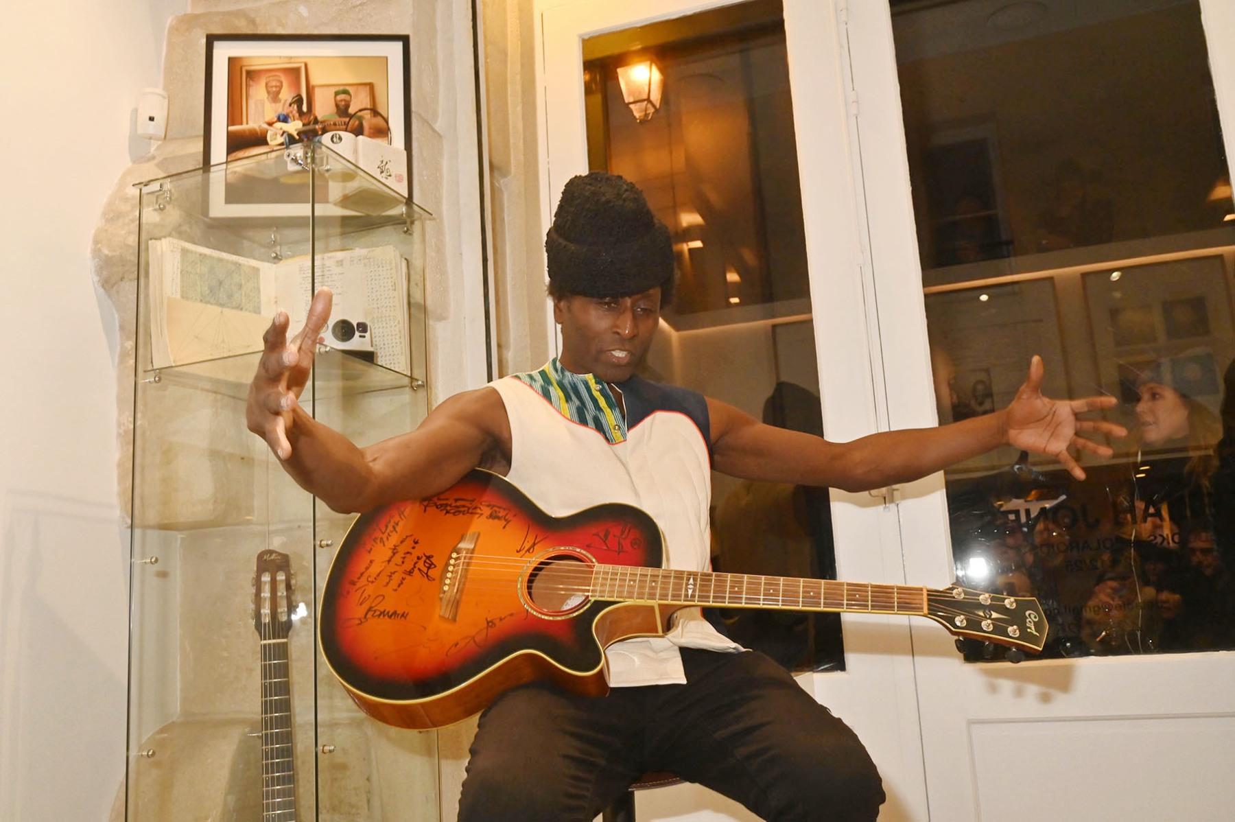 Keziah a joué avec un tas d'instruments dit il: De la contrebasse, du banjo, de la mandoline au Youkalélé !