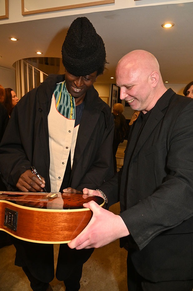 Keziah Jones fait des graffitis sur la guitare de Romain Battaglia