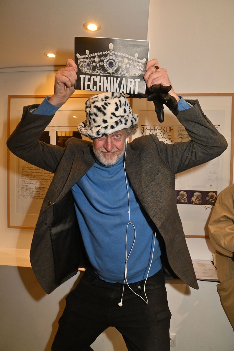 Fabrice essaie un nouveau couvre-chef au poil !