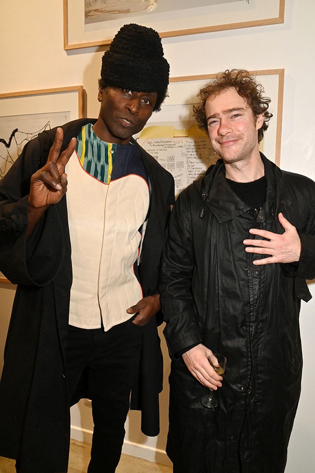 Keziah Jones et Theophile Arcelin vous disent en sémaphore "La suite dans le prochain numéro"