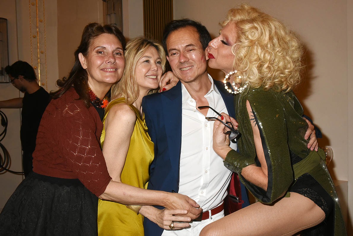 Sigrid de Montrond, Sonia Poniatowski, Olympia Solange kissent Stephane Ruffier-Meray pour son annive
