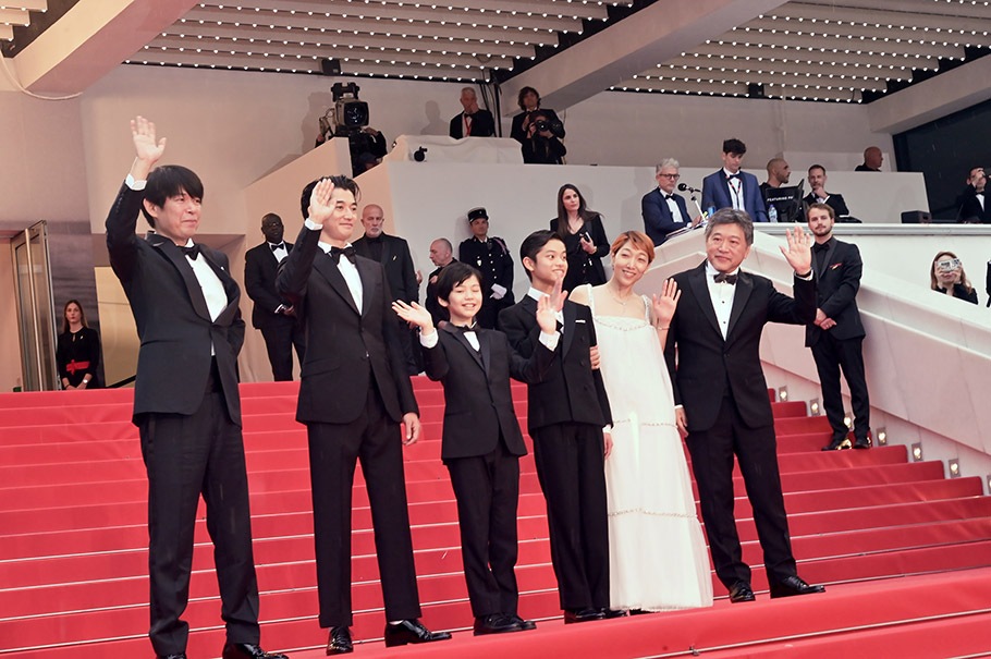 Kore Eda et sa troupe d'acteurs : Sakura Ando, Kurokawa Soya, Hinata Hiiragi, Eita Nagayama, Yuji Sakamoto