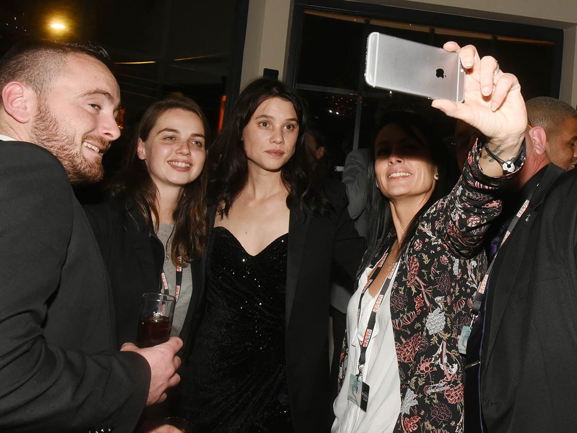 La craquante Astrid Berges en mode selfie avec des aficionados