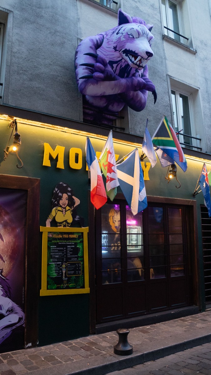 Devant le bar le Yellow Mad Monkey, une Bête géante a fait son apparition à la fenêtre du premier. Tous aux abris !