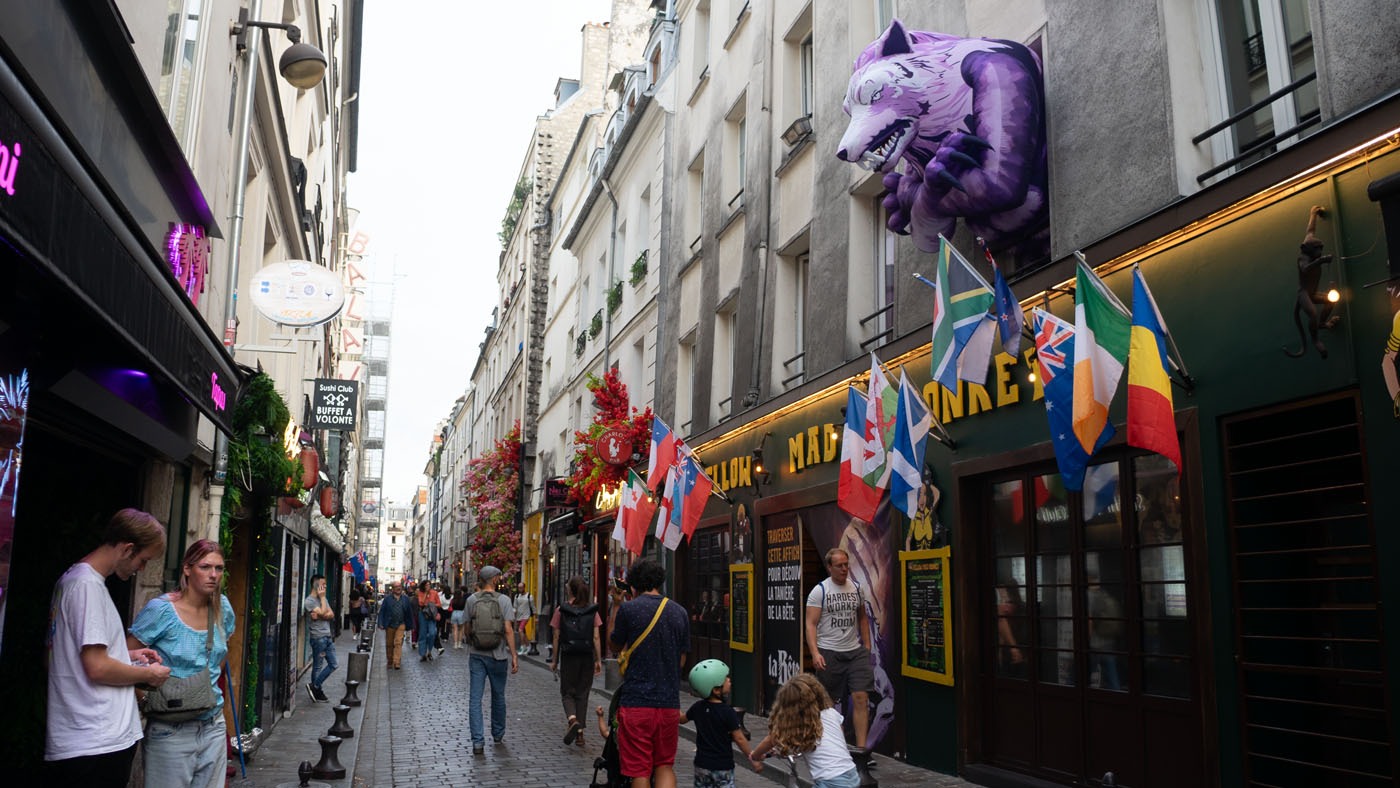 Dans la rue de Lappe, à côté de Bastille, La Bête sort le bout de son nez, et nous invite dans sa tanière.