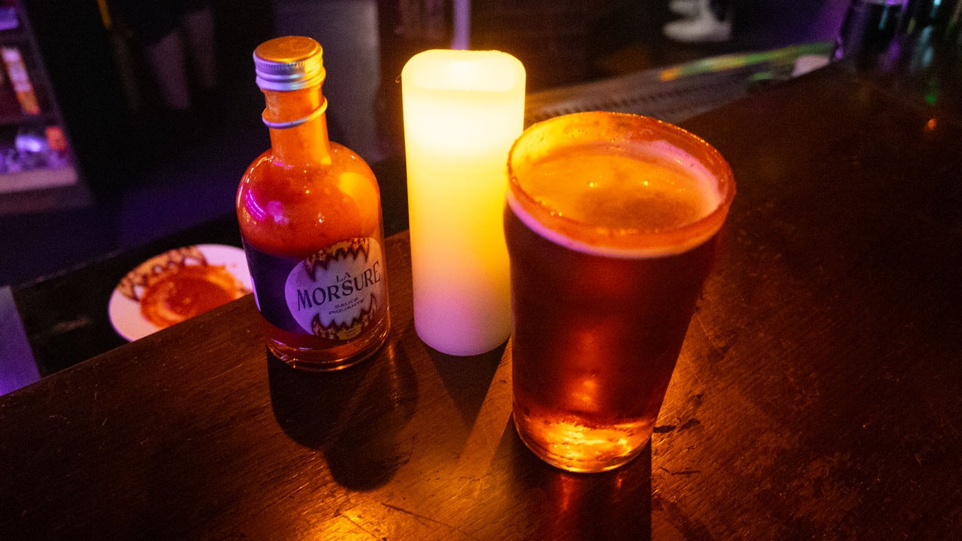Le cocktail qu’on a bu ce soir-là : bière La Bête et sauce piquante La Morsure. Ça arrache !