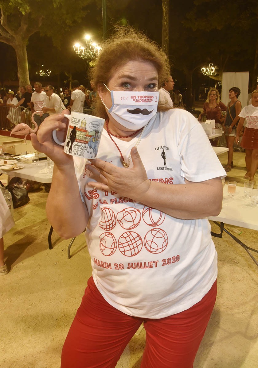 Niki de St Tropez artiste peintre recherche ses mugs qui se sont évaporés durant la partie.