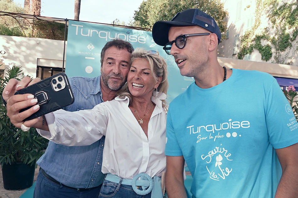 Caroline Margeridon se selfie avec Bernard Montiel, Marc Fichel lui, fait de la figuration intelligente