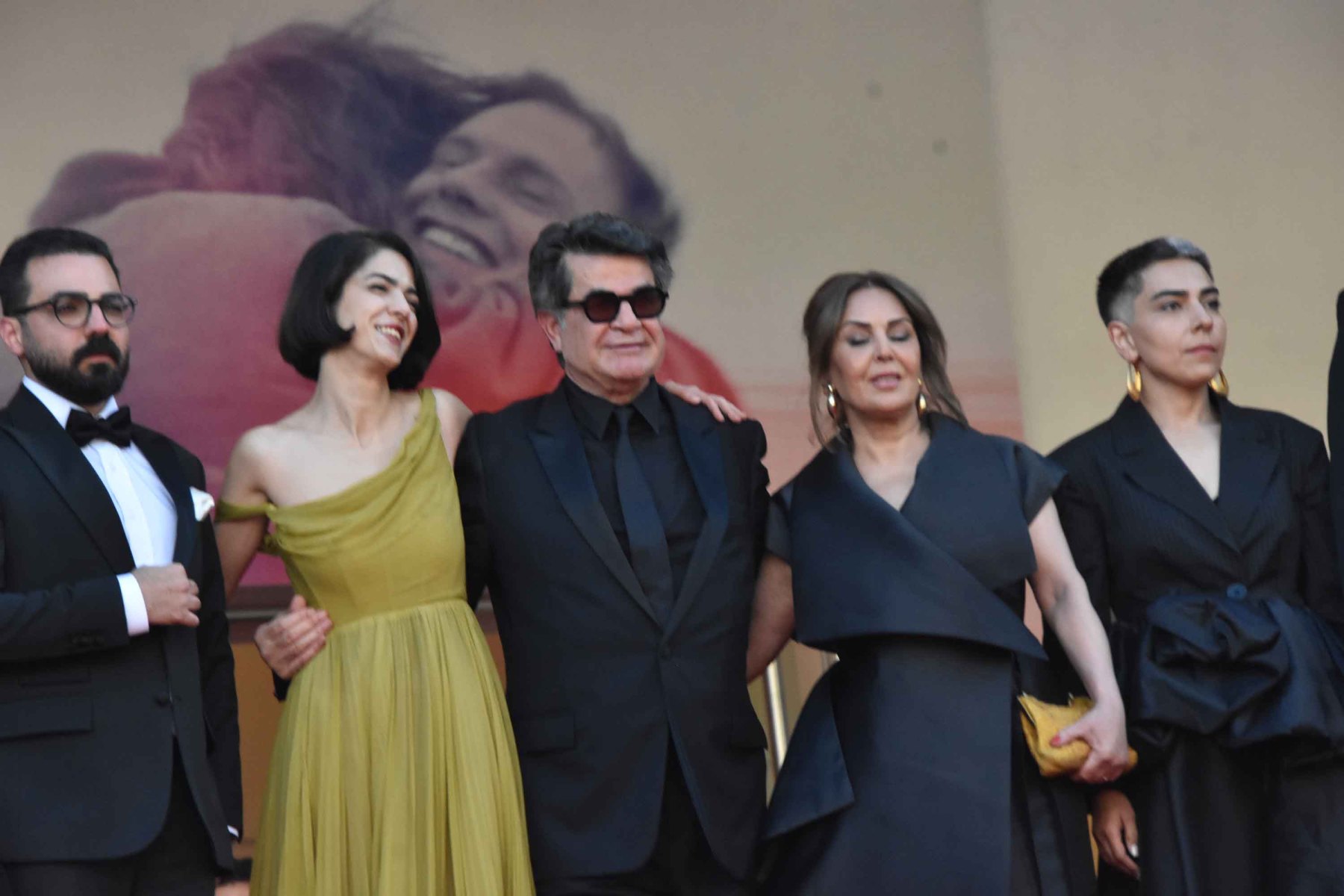 Ah c'est La descente de'équipe du film iranien "Un Simple Accident " de Jafar Panahi avec : Majid Panahi, Solmaz Panahi, Jafar Panahi and Tahereh Saeedi