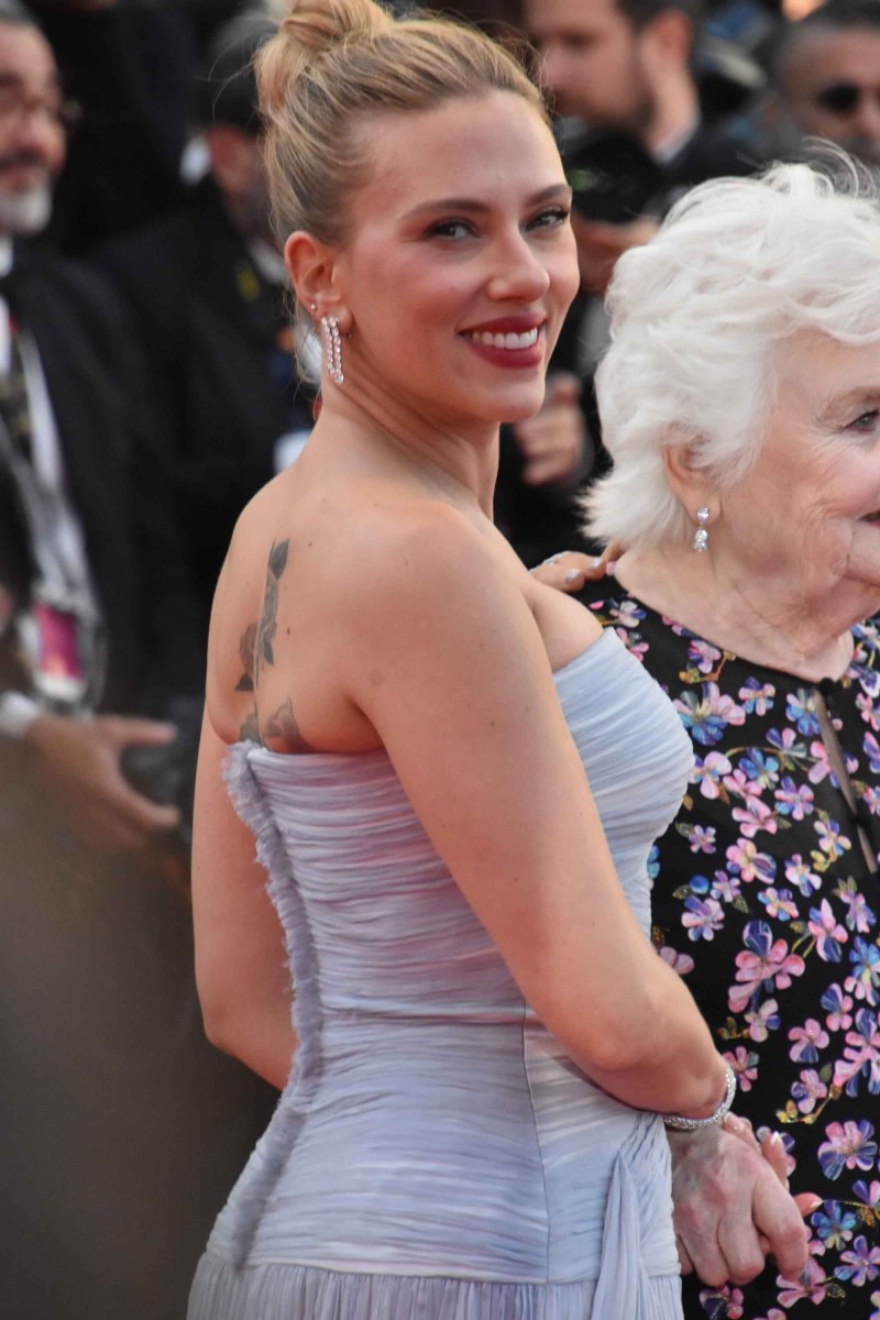 Si Scarlett Johansson se treournait d'un poil dur sa droite j'aurais pu lire son mode d'emploi tatoué sur son dos ! Zut c'est en QWERTY !