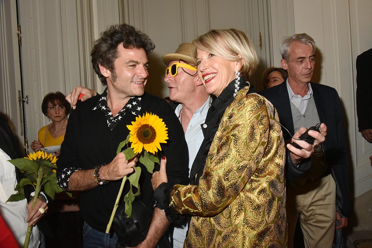 Mathieu Chedid conte fleurette a Colette Barbier avec des tournesols