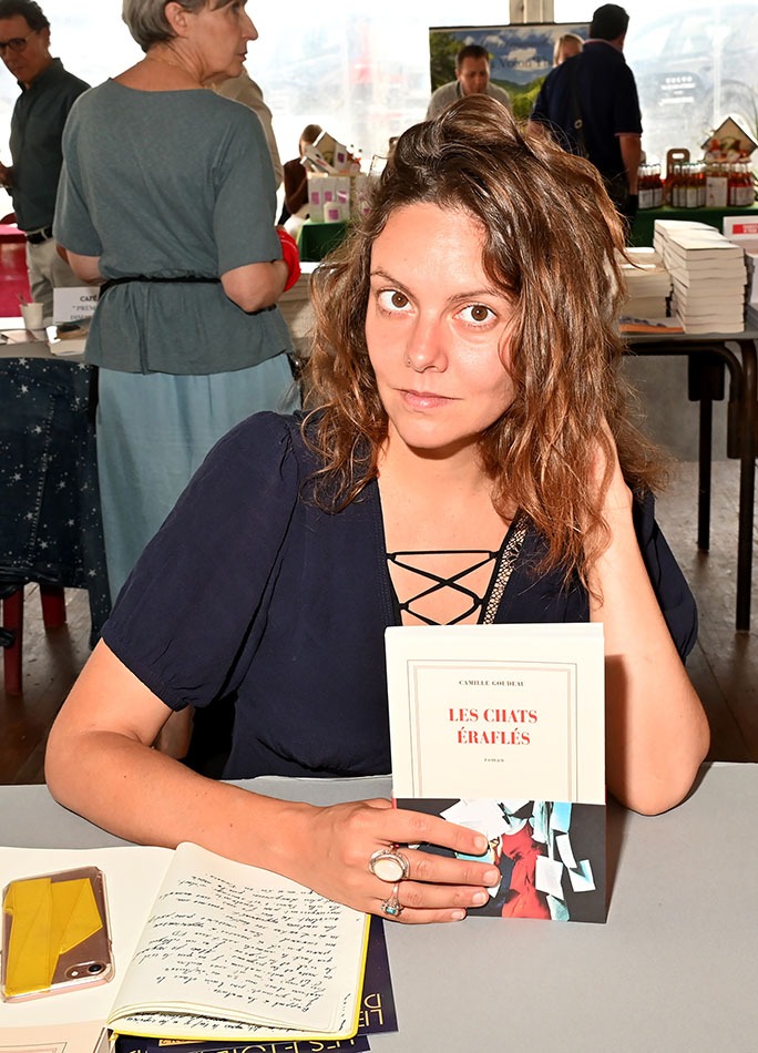 La jolie Camille Goudeau, ses yeux noirs sa belle chevelure et son "Les Chats éraflés"