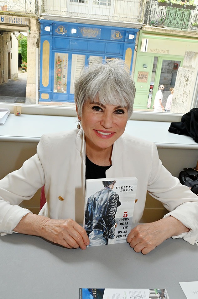 Evelyne nous présente son book "Cinq Jour de La Vie d'une femme" toute de blanc Dressée