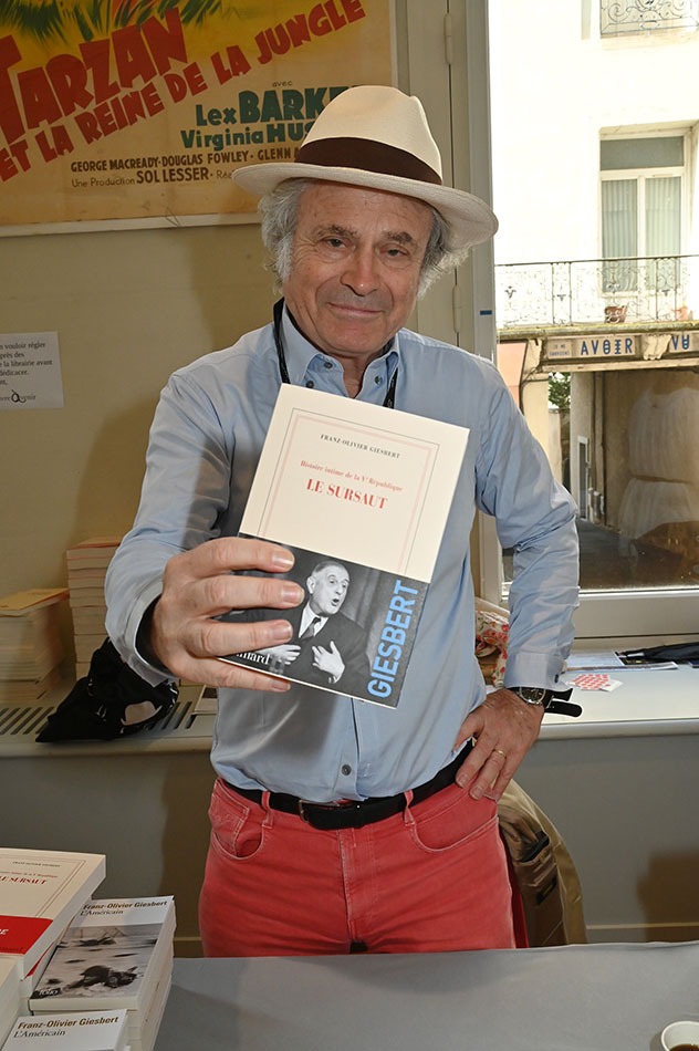 Franz-Olivier-Giesbert exhibant son dernier book "Le sursaut" et son joli chapeau de paille d'italie