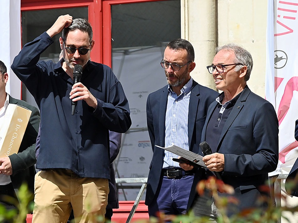 President de Livre et Vin Jean Maurice Belayche nous présente le laureat du prix Jen Carmet l'auteur de "Chef" Gautier Battistella qui a déja recu le prix Lipp 2022 pour le même ouvrage