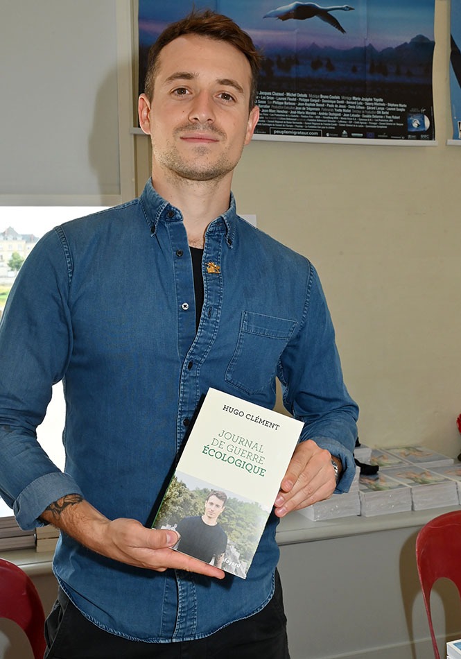 Hugo Clement engagé et réengagé s'affiche avecson journal de guerre écolo