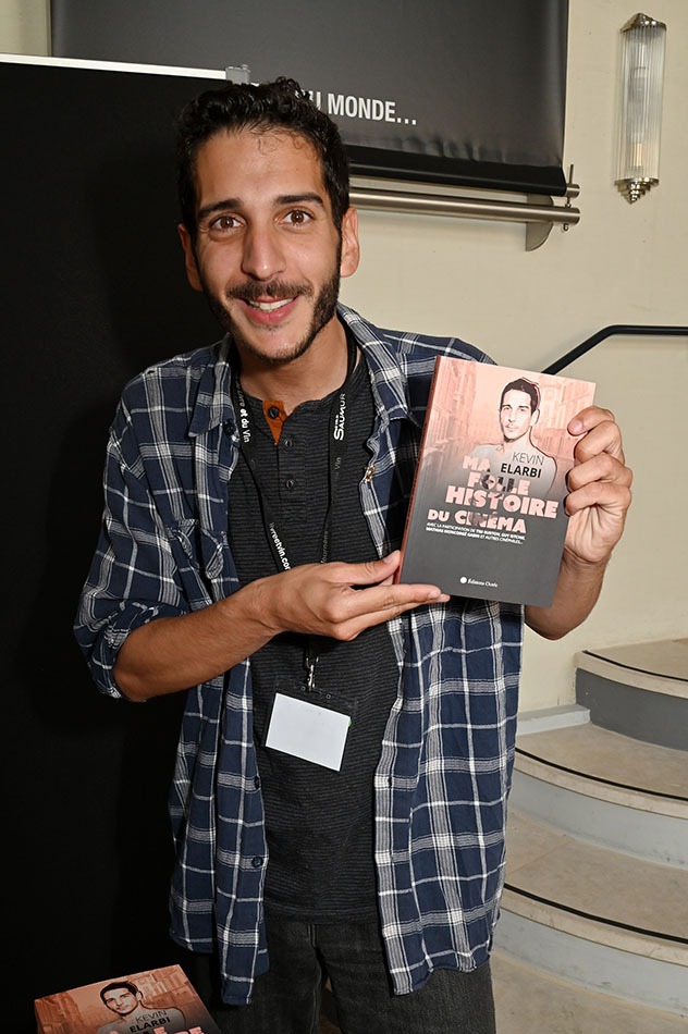 Kevin Elarbi ne se tient plus à carreaux et nous pond un ouvrage sur la Folle histoire du cinéma